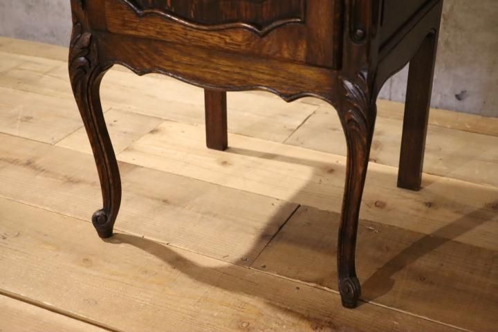 THE GLOBE ANTIQUES(ザ・グローブ)で取り扱われていた英国アンティーク家具のオーク材を使用したベッドサイドテーブルです!クラシカル なデザインが上品で洗練された印象のキャビネット。 - kokoelma -ココエルマ- 雑貨・中古家具・北欧家具・アンティーク家具の通販 