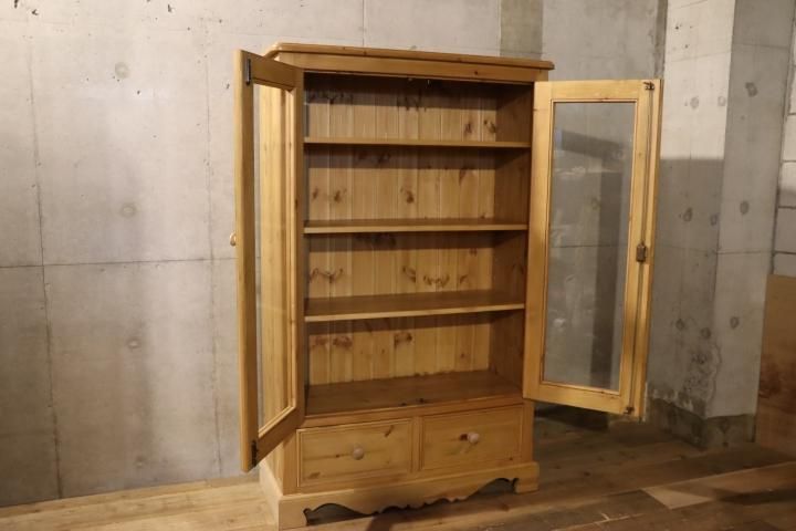 ペニーワイズ⭐︎木製ガラス扉キャビネット⭐︎パイン無垢材 ペニーワイズ⭐︎木製ガラス扉キャビネット⭐︎パイン無垢材