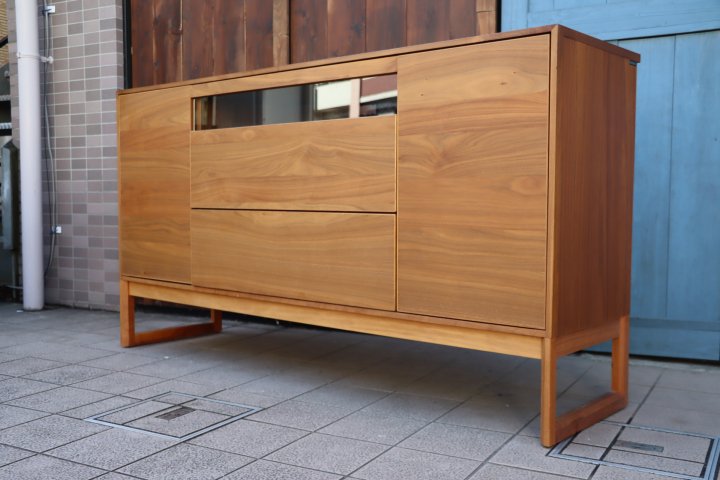 karimoku(カリモク家具) HU5137XRF ウォールナット材  サイドボードです。シンプルなデザインとナチュラル感が魅力のリビングボード。北欧テイストやスタイリッシュなインテリアに - kokoelma  -ココエルマ- 雑貨・中古家具・北欧家具・アンティーク ...