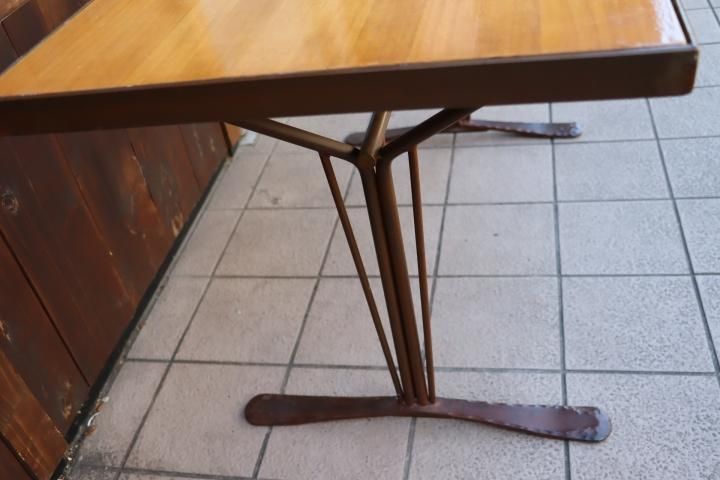 インダストリアルな雰囲気のアイアン×パイン材のカフェテーブルです