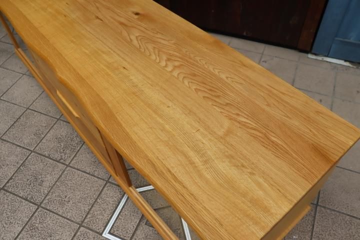 KIRITSU(起立木工)で取り扱われているナラ材を使用したD-oak TV KIRITSU(起立木工)で取り扱われているナラ材を使用したD-oak TV