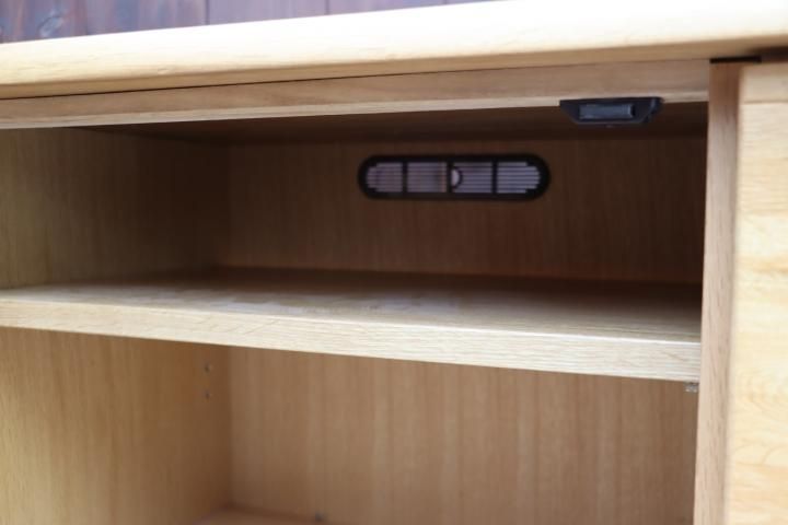 KIRITSU(起立木工)で取り扱われているナラ材を使用したD-oak TVボード