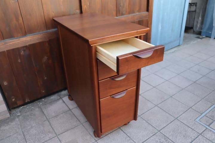 家具蔵　KAGURA ナイトテーブル チェリー無垢材 引き出し付き チェリー｜無垢材家具、オーダー家具「家具蔵（カグラ）」