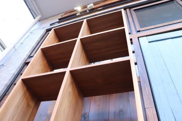 人気のMUJI(無印良品)のウォールナット材・5段・2列・スタッキングシェルフです！オープンタイプのタテ・ヨコどちらでも使えるの万能棚。 スリムなのでちょっとしたスペースでも活躍します♪(2 - kokoelma -ココエルマ- 雑貨・中古家具・北欧家具・アンティーク家具の通販 