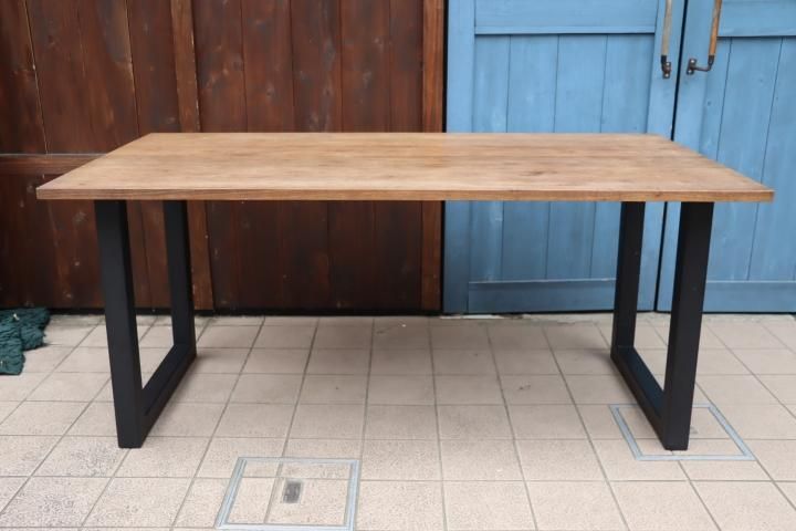 BOKURA(木蔵/ボクラ)のウォールナット無垢天板とスチール脚を