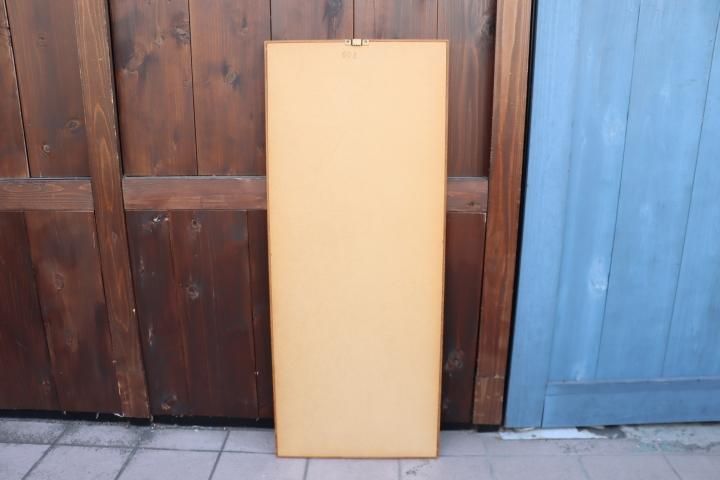 デンマークから入荷したチーク材を使用したウォールミラーです