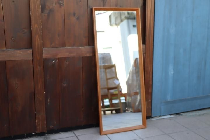 デンマークから入荷したチーク材を使用したウォールミラーです。トレー 