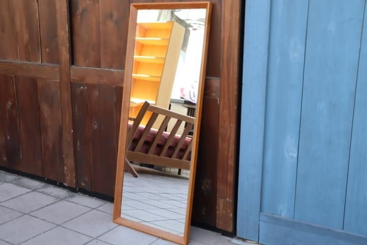 デンマークから入荷したチーク材を使用したウォールミラーです