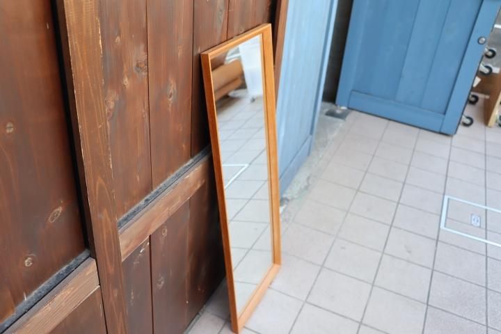 デンマークから入荷したチーク材を使用したウォールミラーです