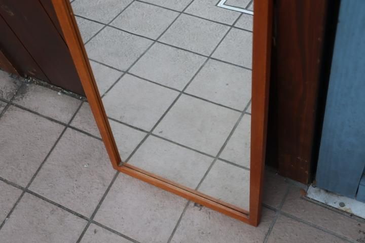 デンマークから入荷したチーク材を使用したウォールミラーです デンマークから入荷したチーク材を使用したウォールミラーです