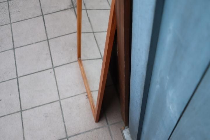 デンマークから入荷したチーク材を使用したウォールミラーです デンマークから入荷したチーク材を使用したウォールミラーです