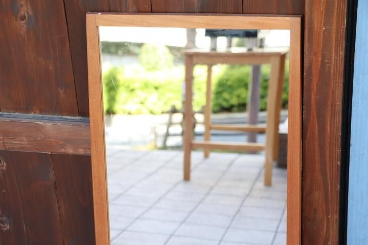 デンマークから入荷したチーク材を使用したウォールミラーです デンマークから入荷したチーク材を使用したウォールミラーです