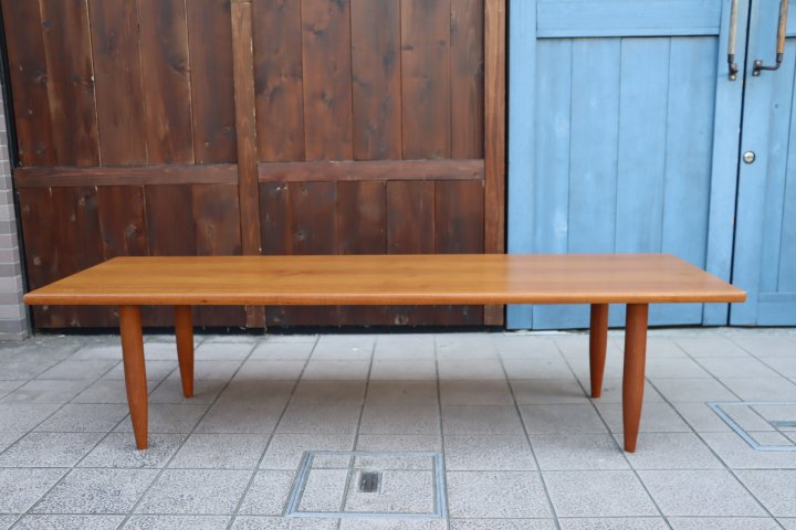 デンマーク製のチーク材を使用したリビングテーブルです。北欧家具 