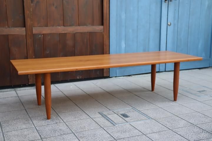 デンマーク製のチーク材を使用したリビングテーブルです。北欧