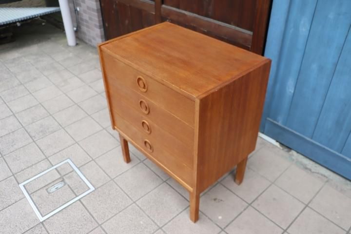 デンマークより入荷した、オーク材を使用した4段チェストです