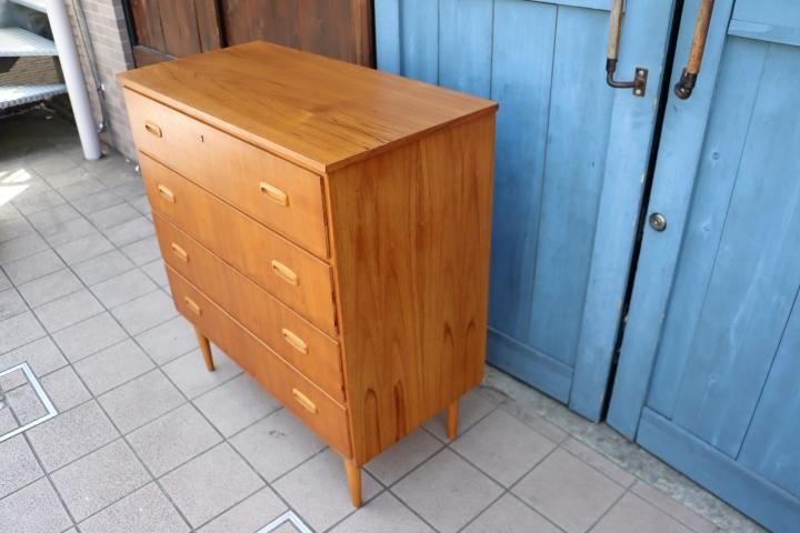 デンマークより入荷した、チーク材を使用した4段チェストです。北欧