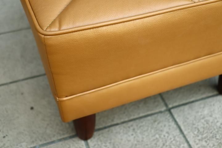人気のkarimoku60(カリモク60)よりキャメルのオットマンです 人気のkarimoku60(カリモク60)よりキャメルのオットマンです