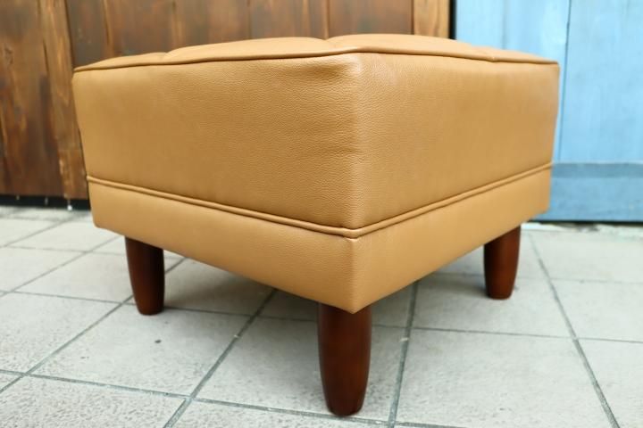 人気のkarimoku60(カリモク60)よりキャメルのオットマンです 人気のkarimoku60(カリモク60)よりキャメルのオットマンです