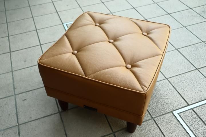 人気のkarimoku60(カリモク60)よりキャメルのオットマンです 人気のkarimoku60(カリモク60)よりキャメルのオットマンです