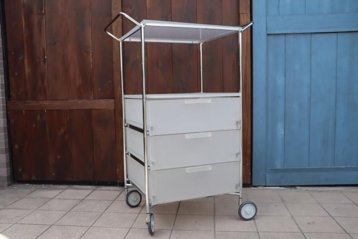 イタリアのメーカーKartell(カルテル)社のアントニオ イタリアのメーカーKartell(カルテル)社のアントニオ