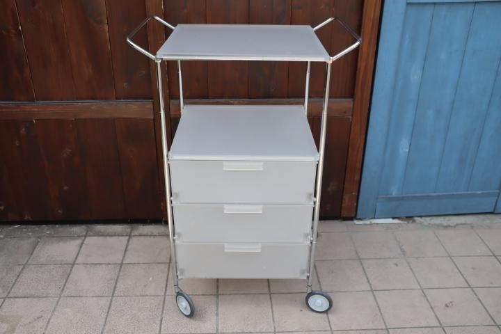 イタリアのメーカーKartell(カルテル)社のアントニオ イタリアのメーカーKartell(カルテル)社のアントニオ
