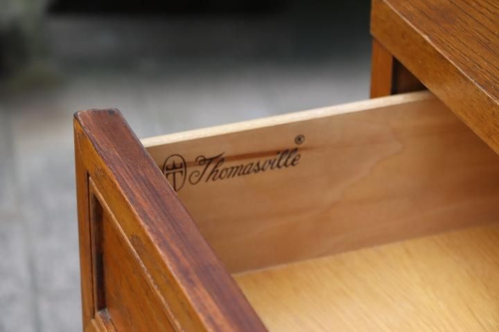 Thomasville(トーマスビル)社のオーク材を使用したサイドボード Thomasville(トーマスビル)社のオーク材を使用したサイドボード