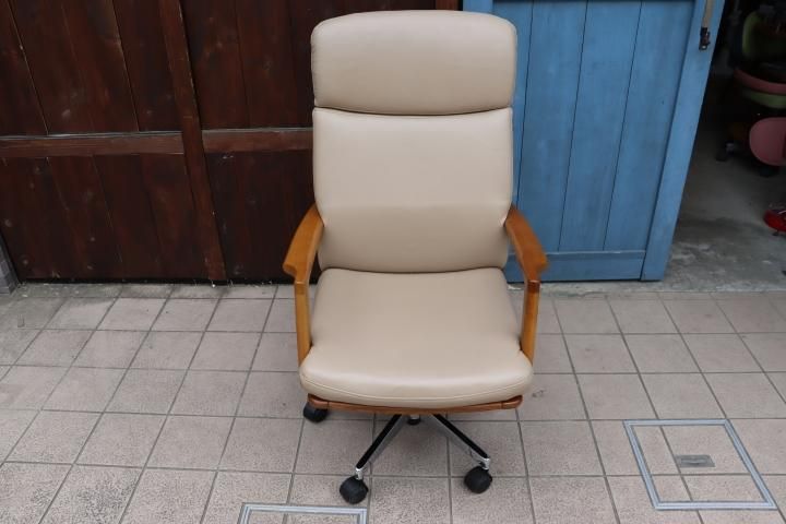 老舗家具メーカーHAMAMOTO(浜本工芸)のナラ無垢材を使用した書斎 老舗家具メーカーHAMAMOTO(浜本工芸)のナラ無垢材を使用した書斎