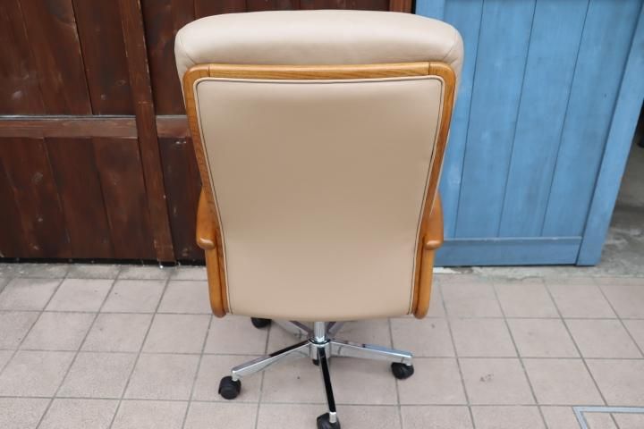 老舗家具メーカーHAMAMOTO(浜本工芸)のナラ無垢材を使用した書斎 老舗家具メーカーHAMAMOTO(浜本工芸)のナラ無垢材を使用した書斎