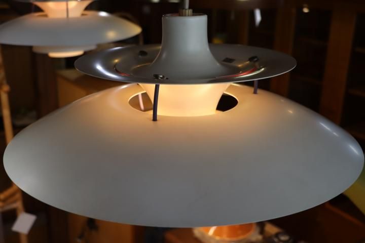 louis poulsen(ルイスポールセン)の名作ペンダントライトPH5/ホワイト