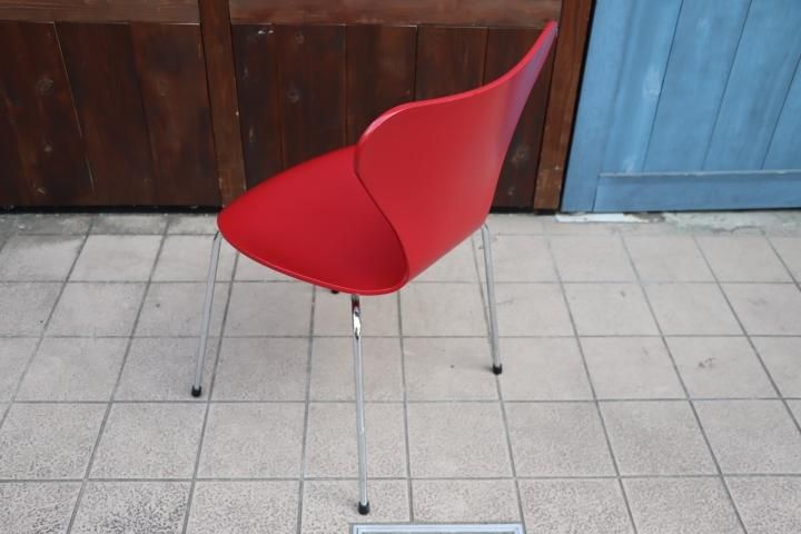 Fritz Hansen(フリッツハンセン)社のアルネ・ヤコブセン デザイン セブンチェアー/レッドです！機能性も優れるスタッキングチェアー。 プライウッドのナチュラルな質感がインテリアのアクセントに - kokoelma -ココエルマ- 雑貨・中古家具・北欧家具・アンティーク家具の 