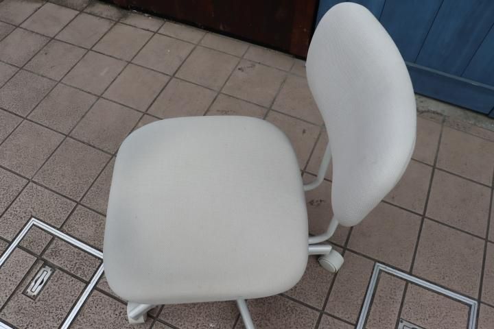 人気のMUJI(無印良品)のデスクチェアです。高さ調整可能な 人気のMUJI(無印良品)のデスクチェアです。高さ調整可能な