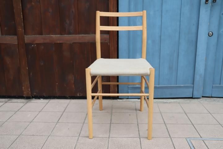 人気の無印良品(MUJI)のオーク材を使用した軽量チェアです