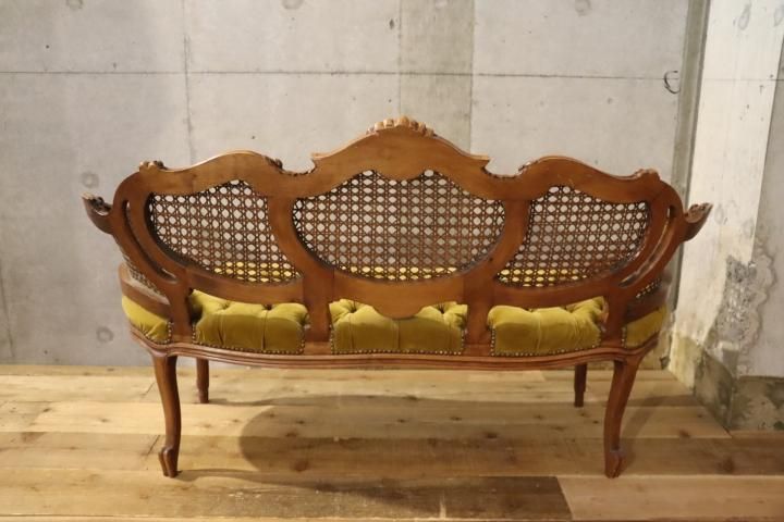 アンティーク家具の2人掛けソファです。上品なベルベットにボタン留め