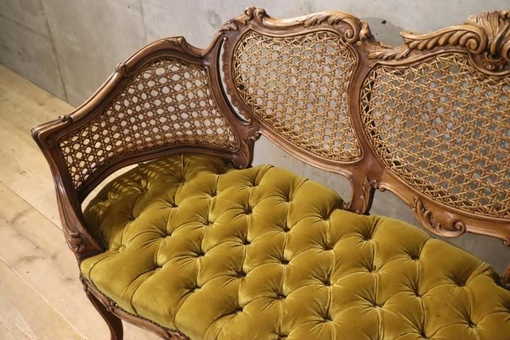 アンティーク家具の2人掛けソファです。上品なベルベットに