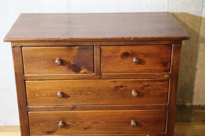 アンティーク調の4段チェストです。パイン無垢材を使ったしっかりした