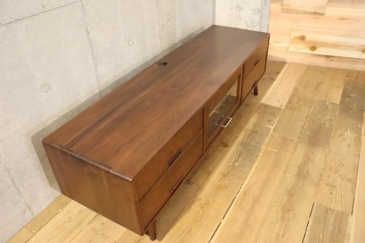 IDC OTSUKA(大塚家具)取り扱いの起立木工 ウォールナット無垢材を使用