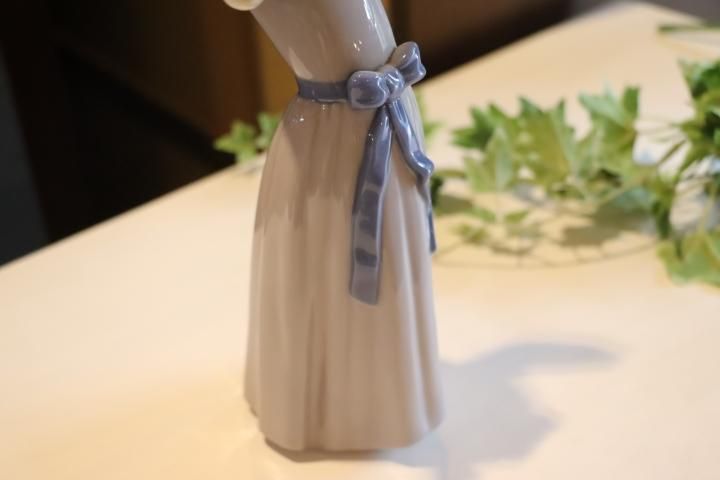 スペインLLADRO(リヤドロ)社の陶器人形の置物『フィギュリン