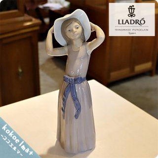 スペインLLADRO(リヤドロ)社の陶器人形の置物『フィギュリン』若草色の少女 5011です。風になびく大きな帽子とワンピースが涼やかで可愛らしいです♪優しい色合いも◎