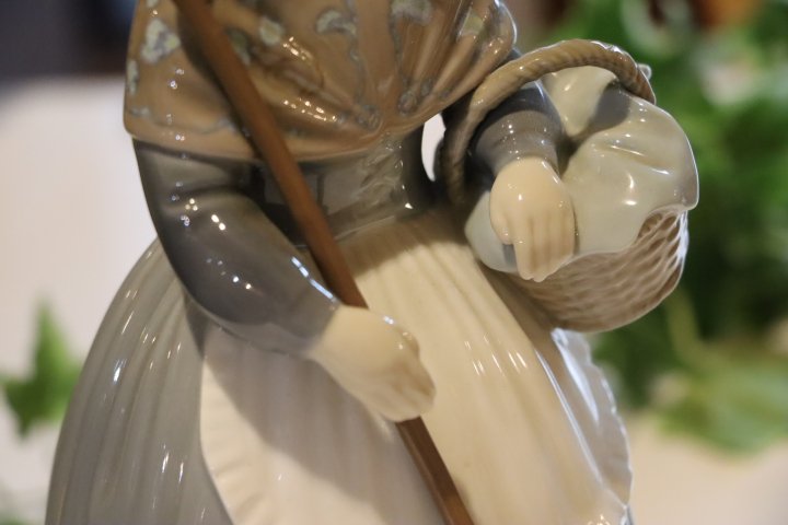 スペインLLADRO(リヤドロ)社の陶器人形の置物『フィギュリン』です。エプロンをつけバスケットを持った婦人のフィギュリンです☆スカーフとスカートの花柄が可愛らしくて美しい一品です♪  - kokoelma　-ココエルマ- 