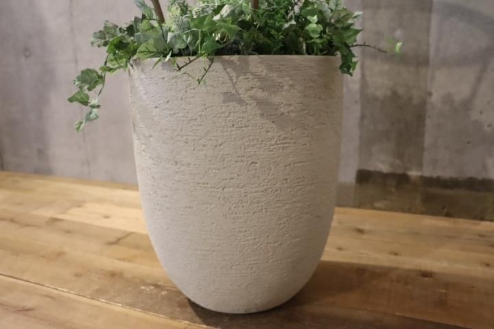 鮮やかなグリーンが美しいサイドテーブル。本物の植物のような造花の