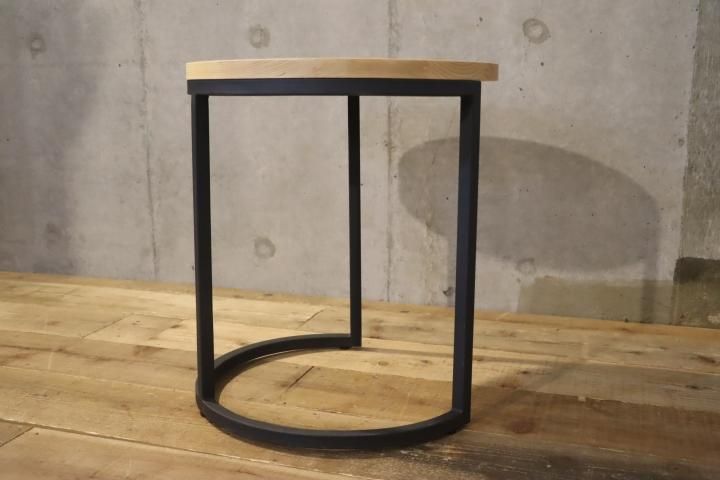 オーク無垢材×アイアンのラウンドサイドテーブル。ソファ横に置いて
