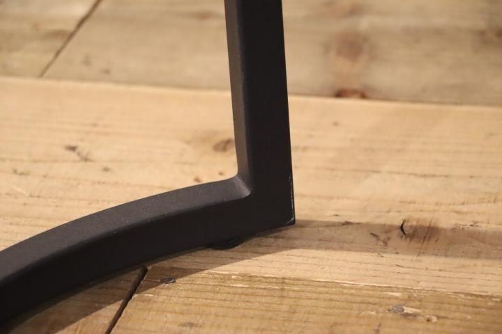 オーク無垢材×アイアンのラウンドサイドテーブル。ソファ横に置いて