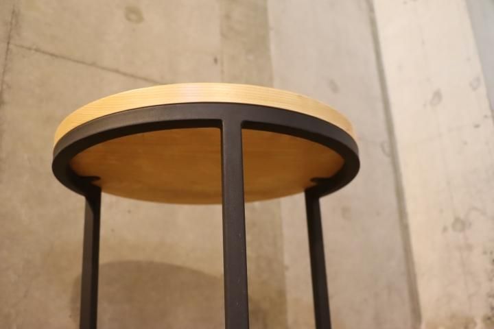 オーク無垢材×アイアンのラウンドサイドテーブル。ソファ横に置いて