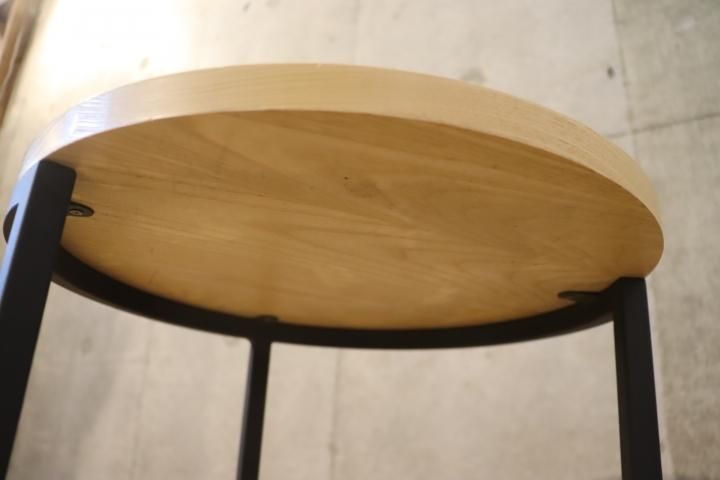 オーク無垢材×アイアンのラウンドサイドテーブル。ソファ横に置いて