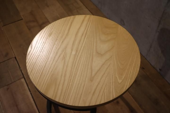 オーク無垢材×アイアンのラウンドサイドテーブル。ソファ横に置いて