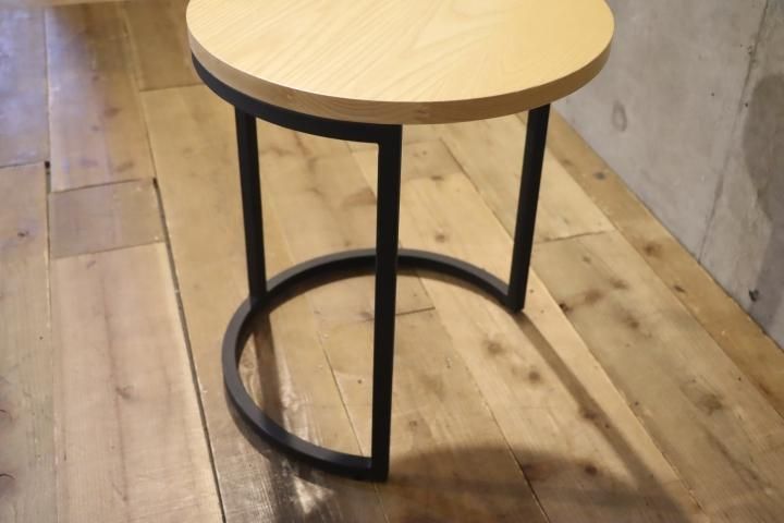 オーク無垢材×アイアンのラウンドサイドテーブル。ソファ横に置いて