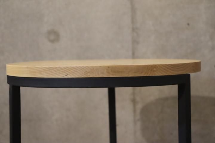 オーク無垢材×アイアンのラウンドサイドテーブル。ソファ横に置いて