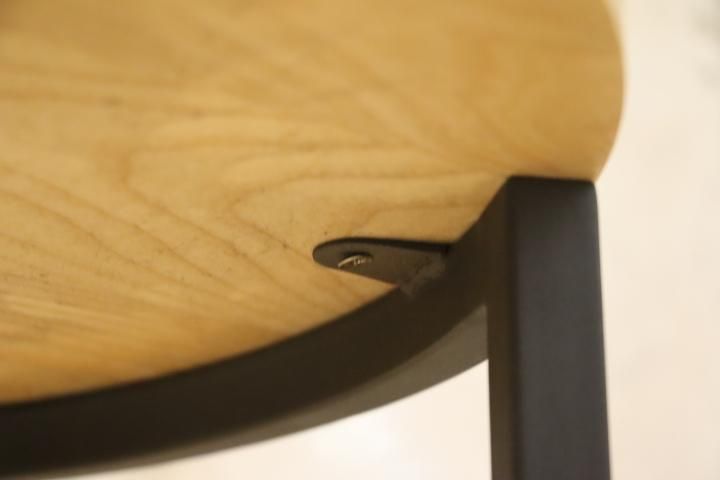 オーク無垢材×アイアンのラウンドサイドテーブル。ソファ横に置いて