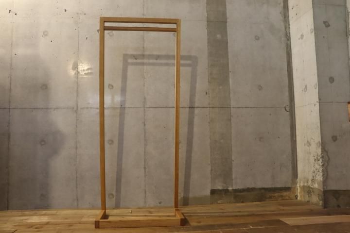 miyakonjo productの人気シリーズCOMISEN(コミセン)より小泉誠デザインのナラ無垢材ハンガーラック。木製のシンプルなデザインで ナチュラルモダンな雰囲気♪和室、洋室ともにおススメ！ - kokoelma -ココエルマ- 雑貨・中古家具・北欧家具・アンティーク家具の通販 