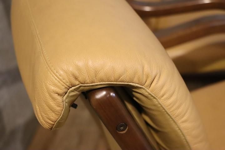 FUJI FURNITURE(冨士ファニチア)の本革を使用したダイニングチェアーです。曲木とレザーのナチュラルな雰囲気のアームチェアーはシングルソファー のようなゆったりとした座り心地です♪ - kokoelma -ココエルマ- 雑貨・中古家具・北欧家具・アンティーク家具の通販 